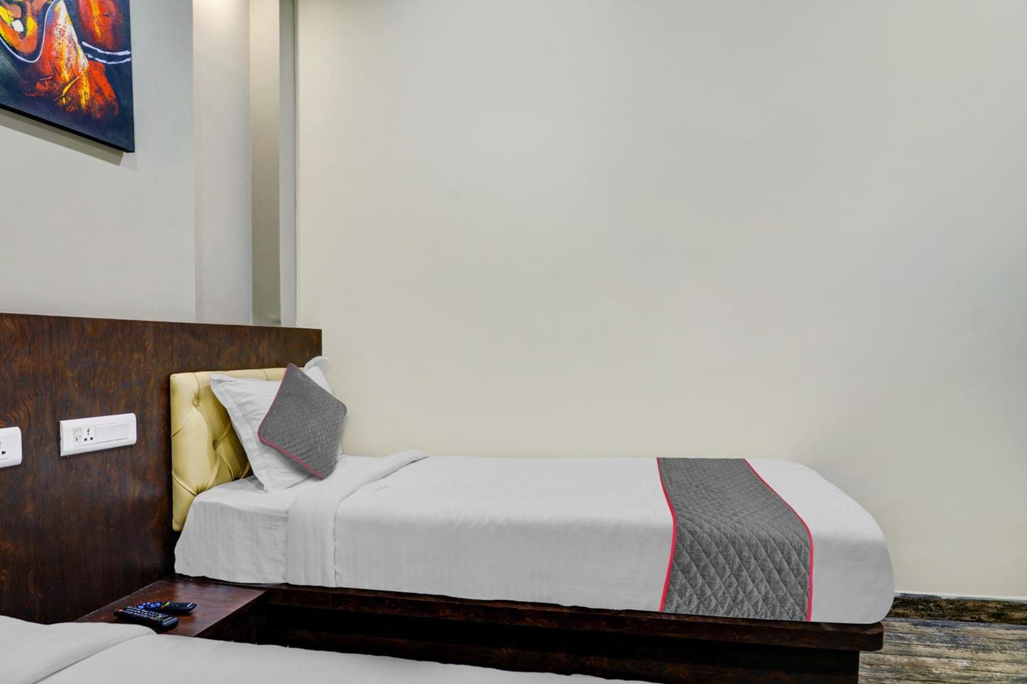 Super Townhouse Dev'S Inn By Cj Gunadala Exterior photo